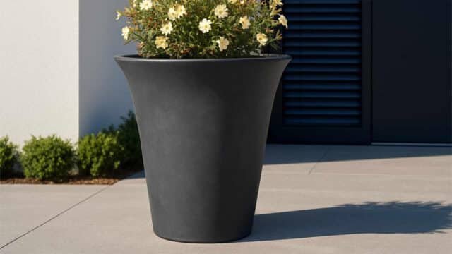 Pflanzkübel aus Beton Romano in Schwarz