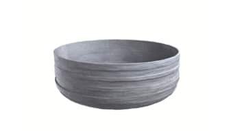 Eine graue, runde Keramikschale mit matter Oberfläche und dezenten horizontalen Rillen ähnelt dem Pflanzkübel aus Beton 150cm x H 50cm GRANDE in Grau. Seine schlichte, handgefertigte Optik hebt sich von dem schlichten weißen Hintergrund ab.