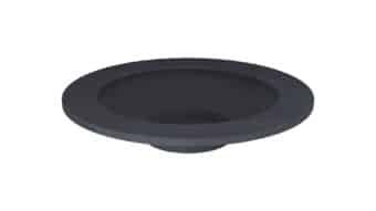 Die runde Pflanzschale aus Beton Rund (221 cm x H 41 cm) MATTEO RING in Dunkelgrau mit breitem Rand und tiefer, glatter Schale steht auf weißem Grund. Der kleine runde Sockel unterstreicht den modernen, minimalistischen Look. Auch in den Farben Weiss, Grau und Schwarz erhältlich.