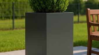 Vittorio 1 Pflanzkübel aus Aluminium auf der Terrasse