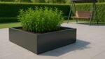 Ein Pflanzkübel aus Aluminium Quadratisch 160cm x 160cm x H 50cm ALESSIO 14 in jeder RAL Farbe mit grünen Pflanzen steht auf einer gefliesten Terrasse. Dahinter sind eine Holzschaukelbank und gepflegte grüne Hecken im modernen Garten zu sehen.