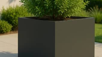 Pflanzkübel aus Aluminium Alessio 10 im Garten 3