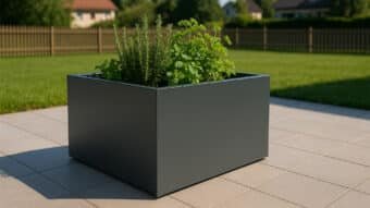 Pflanzkübel aus Aluminium Alessio 13 im Garten 1