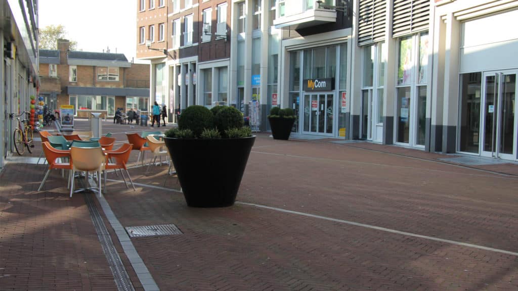 Pflanzkübel aus Beton Model Luciano Platzierung an großen öffentlichen Plätzen