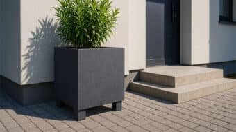 Schwarzer Pflanzkübel aus Beton Nicola 3