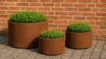 Drei blumenkübel aus cortenstahl