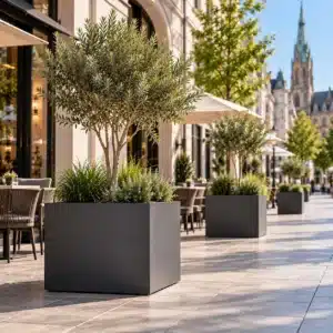Große Pflanzkübel aus Aluminium auf einer deutschen Fußgängerzone