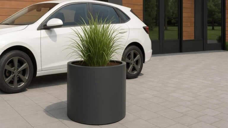 Pflanzgefäß aus Fiberglas Rocco 1 vor dem Haus