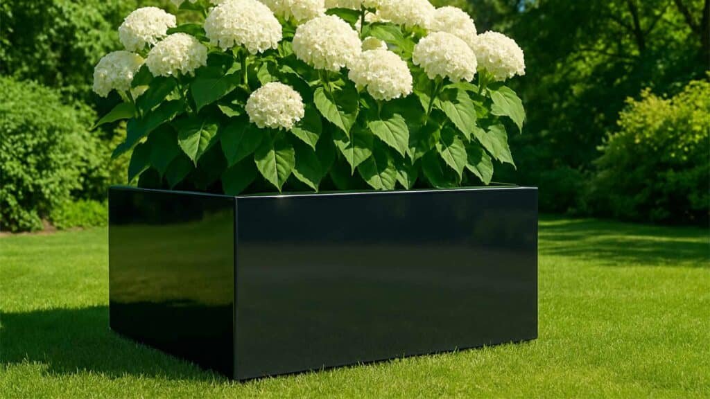 Aluminium Pflanzkübel Alessio 14 im Garten