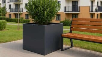 Pflanzkübel Alessio 5 in Anthrazit auf einer Wohnanlage