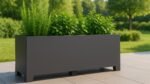 Pflanzkübel aus Aluminium Apollo 25 auf Füßen, bepflanzt und dekorativ im Garten aufgestellt