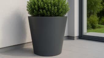 Runde Aluminium-Pflanzkübel auf der Terrasse Silvestro 2