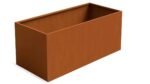 Der Pflanzkübel ohne Boden aus Cortenstahl Rechteckig 150cm x 50cm x H 50 cm (Corten Frame 19) ist ein rostfarbener, rechteckiger Metall-Pflanzkübel mit sauberen Kanten und einer offenen Oberseite, der vor einem weißen Hintergrund mit einem dezenten Schatten steht.