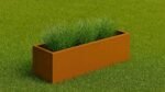 Ein Pflanzkübel ohne Boden aus Cortenstahl Rechteckig 150cm x 40cm x H 40 cm Corten Frame 18, gefüllt mit dichtem grünen Gras, steht auf einem lebendigen Rasen. Seine klaren Linien und sein erdiger Farbton kontrastieren mit dem weichen Gras der Umgebung.