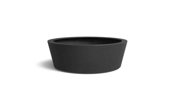 Der Pflanzkübel aus Aluminium Silvestro 12 (80cm Ø x 40cm H) in einer beliebigen RAL-Farbe zeichnet sich durch eine mattschwarze, runde, flache Form mit leicht ausgestellten Seiten und ein modernes, minimalistisches Design aus - hier auf weißem Hintergrund mit einem weichen linken Schatten.