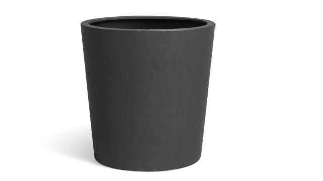 Der Silvestro 9 Pflanzkübel aus Aluminium (Ø 80cm x H 100cm) in Mattschwarz mit breitem Oberteil und leicht verjüngter zylindrischer Form hat ein minimalistisches, modernes Design und ist in jeder RAL-Farbe erhältlich. Ausgestellt vor einem schlichten weißen Hintergrund.