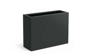 Ein rechteckiger, schwarzer Pflanzkübel für Garten Edoardo 19 (120cm x 40cm x H 80cm), oben offen und leer, steht auf einem schlichten weißen Hintergrund. Sein minimalistisches, modernes Design passt in jeden Außenbereich; erhältlich in jeder RAL Farbe.