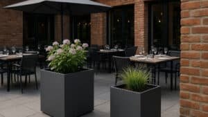 Elegante Aluminium-Pflanzkübel in einer modernen Gestaltung einer Restaurantterrasse