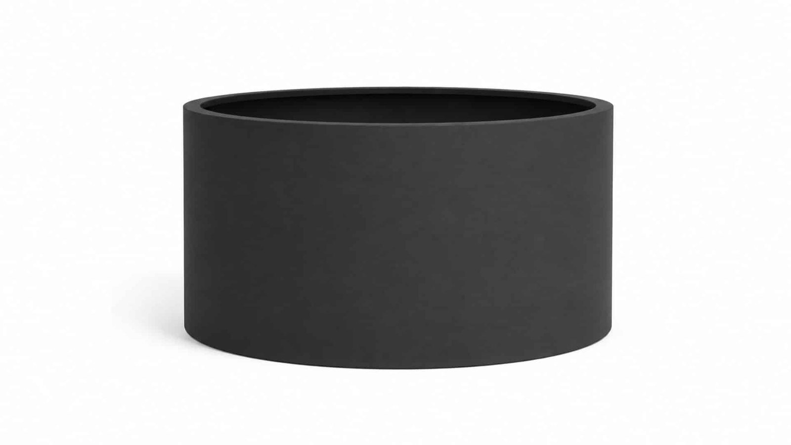 Großformatiger, runder Aluminium-Pflanzkübel in Schwarz, 120 cm breit und 80 cm hoch, freigestellt vor weißem Hintergrund Großformatiger, runder Aluminium-Pflanzkübel in Schwarz, 120 cm breit und 80 cm hoch, freigestellt vor weißem Hintergrund