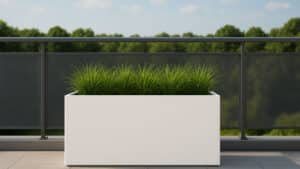 Pflanzkübel aus fiberglas in weiss auf grossen balkon