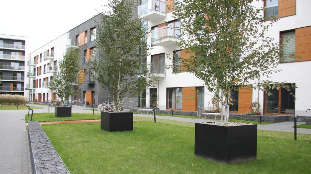 Großer Pflanzkübel aus Beton im Außenbereich für Bäume und Sträucher