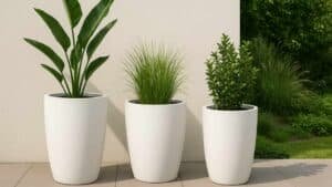 Pflanzkübel in weiss draussen