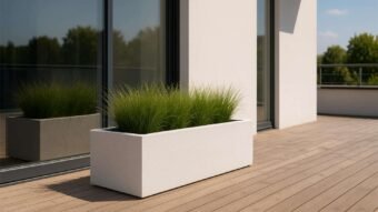 Moderner Weiße Pflanzkübel mit Gras.