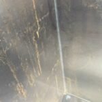 Innenecke eines Pflanzgefäßes aus Cortenstahl mit sauber ausgeführter Schweißnaht, die eine stabile und langlebige Verbindung der Seitenwände gewährleistet.