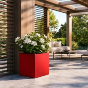 Pflanzkübel aus Aluminium Alessio 1 mit weißen Blüten in einer modernen Gartenlaube