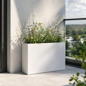 Pflanzkübel aus Aluminium Edoardo 1 mit Wildblumen auf einem modernen Balkon