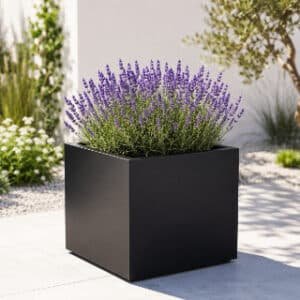 Alessio 1 Pflanzkübel aus Aluminium in Schwarz mit Lavendel auf einer sonnigen Terrasse