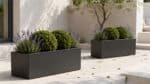 Fiberglas-Pflanzkübel mit Buchsbaum und blühendem Lavendel auf einer hellen Terrasse