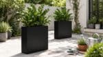Fiberglas-Pflanzkübel mit grünen Pflanzen für Garten und Terrasse