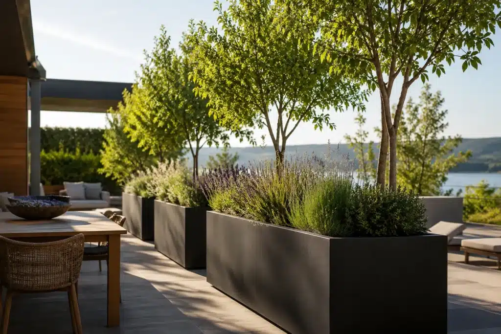XXL Pflanzkübel als Sichtschutz auf moderner Terrasse mit Bäumen und Pflanzen