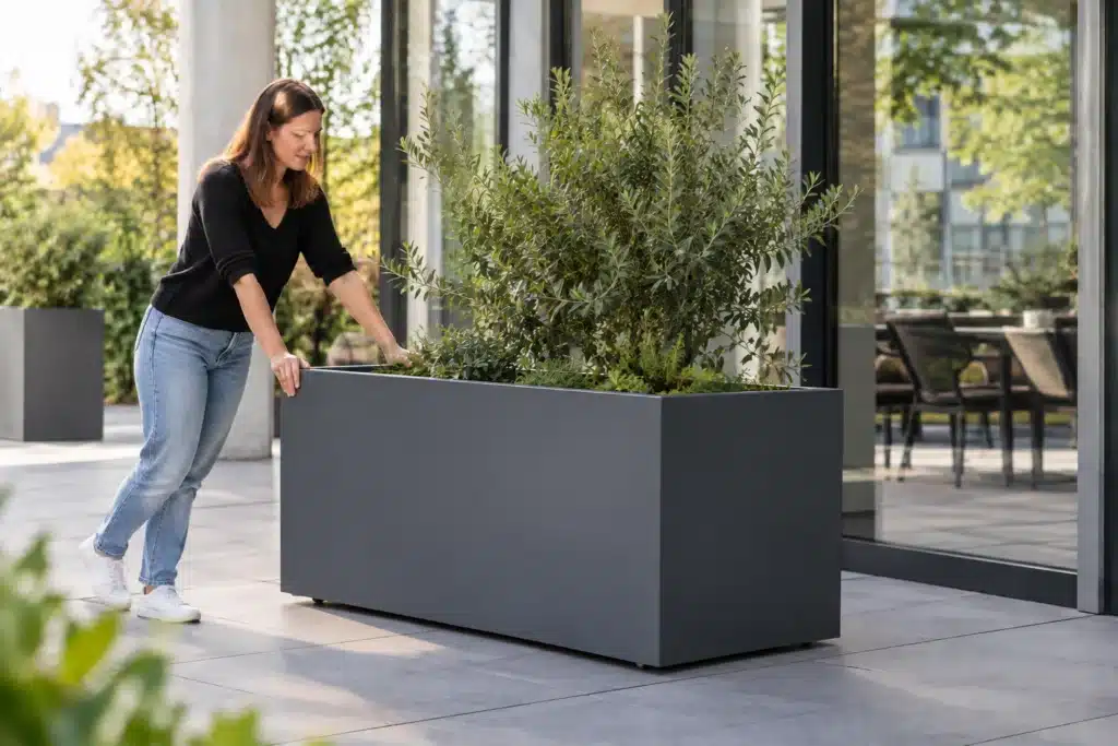 Mobiler großer Pflanzkübel aus Aluminium mit verdeckten Rollen