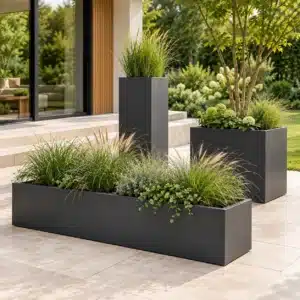 Pflanzkübel und Garten-Accessoires 12 pflanzkuebel nach mass terrasse Anthrazitfarbene Pflanzkübel nach Maß in verschiedenen Größen auf einer modernen Terrasse