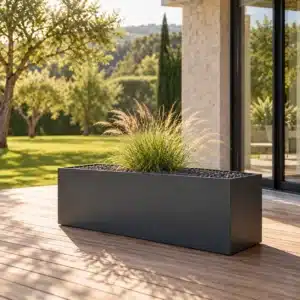 Pflanzkübel und Garten-Accessoires 8 terrassen blumenkuebel anthrazit Anthrazitfarbener Terrassen-Blumenkübel mit Ziergras auf einer Holzterrasse
